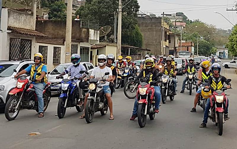 Família e amigos fazem homenagem para mototaxista que morreu em acidente em Leopoldina