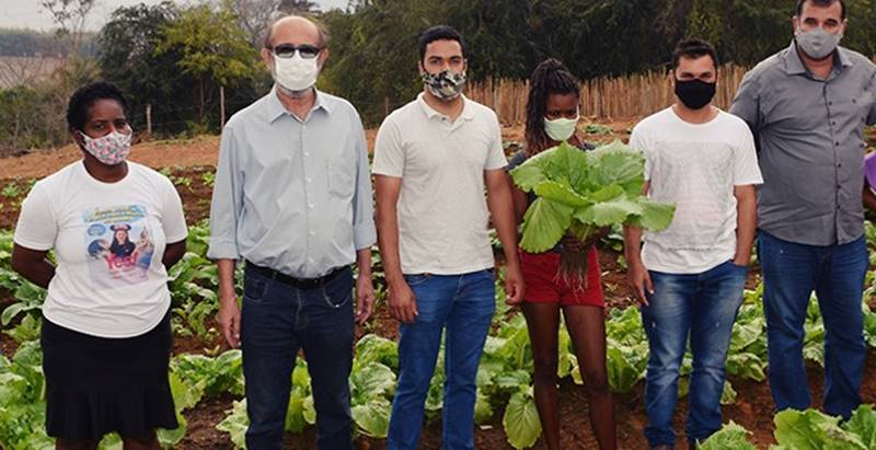 Horta comunitária melhora alimentação e renda de famílias em distrito de Recreio
