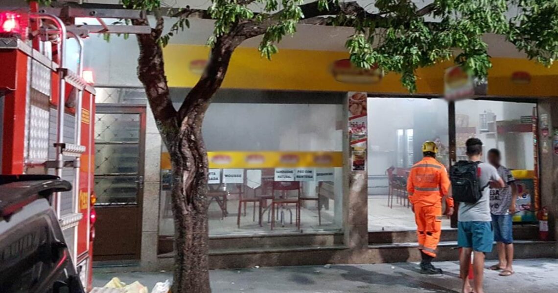 Princípio de incêndio em lanchonete mobiliza bombeiros no Centro de Leopoldina