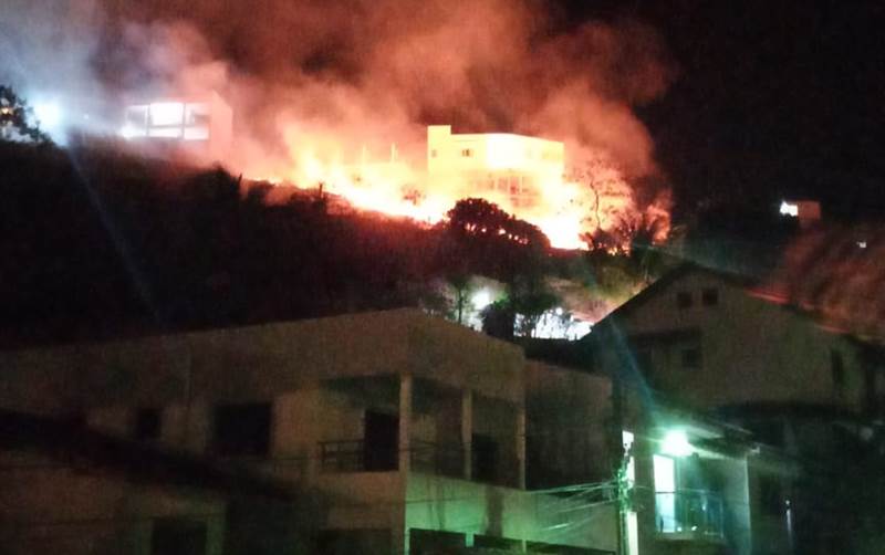 Incêndio ameaça imóveis e mobiliza Corpo de Bombeiros na Chácara Dona Euzébia