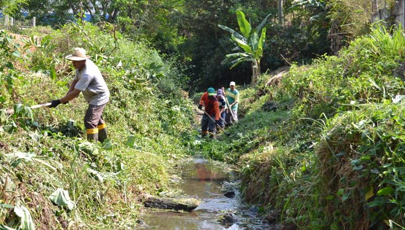 Prefeitura de Leopoldina realiza limpeza de córregos na cidade