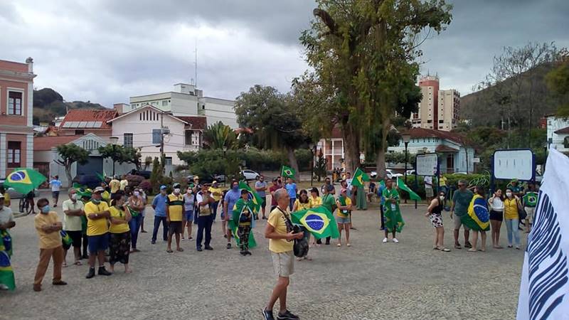 Após carreata, apoiadores de Bolsonaro fazem ato no Centro de Leopoldina