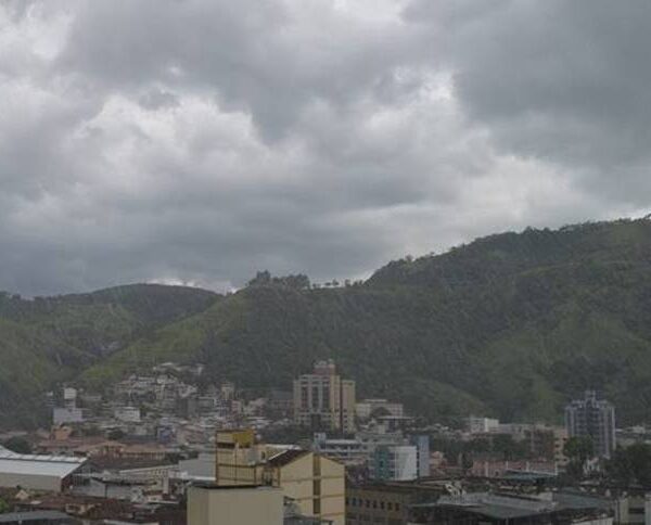 Frente fria provoca chuvas, mas tempo segue quente na região