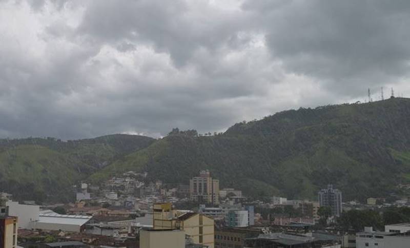 Frente fria provoca chuvas, mas tempo segue quente na região