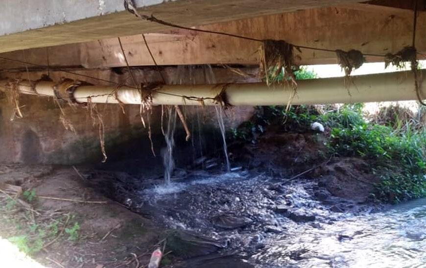 Problema na rede de esgoto da Marechal Deodoro incomoda moradores há cinco anos
