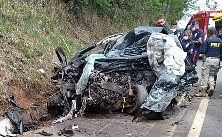 Casal morre após colisão de carro e caminhão na BR-267 em Juiz de Fora