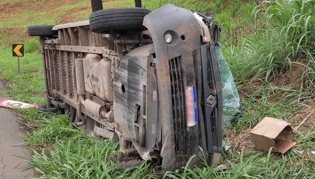 Furgão sai da pista e tomba na BR-116 em Leopoldina