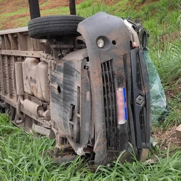 Furgão sai da pista e tomba na BR-116 em Leopoldina