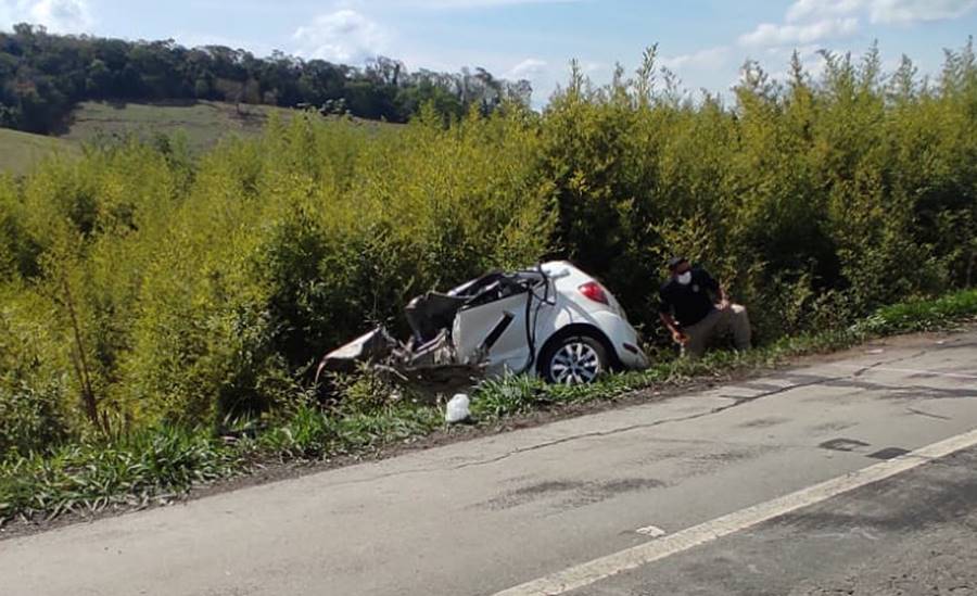 Grave acidente deixa dois mortos e um ferido na BR-116 em Leopoldina