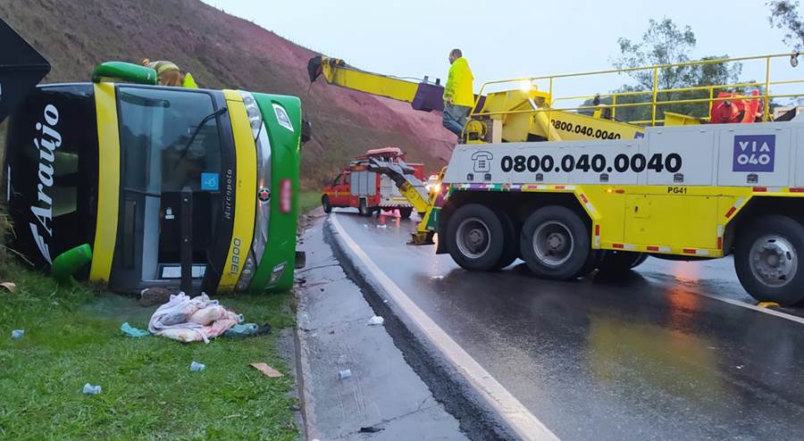 Ônibus tomba na BR-040 em Santos Dumont e deixa uma pessoa morta e vários feridos