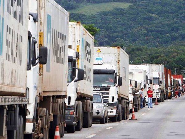 Caminhoneiros ameaçam greve no dia 1º de novembro se governo não baixar diesel