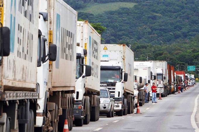 Caminhoneiros ameaçam greve no dia 1º de novembro se governo não baixar diesel