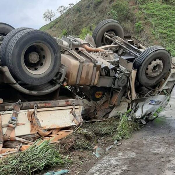 Caminhoneiro morre em acidente próximo a Santa Bárbara do Tugúrio
