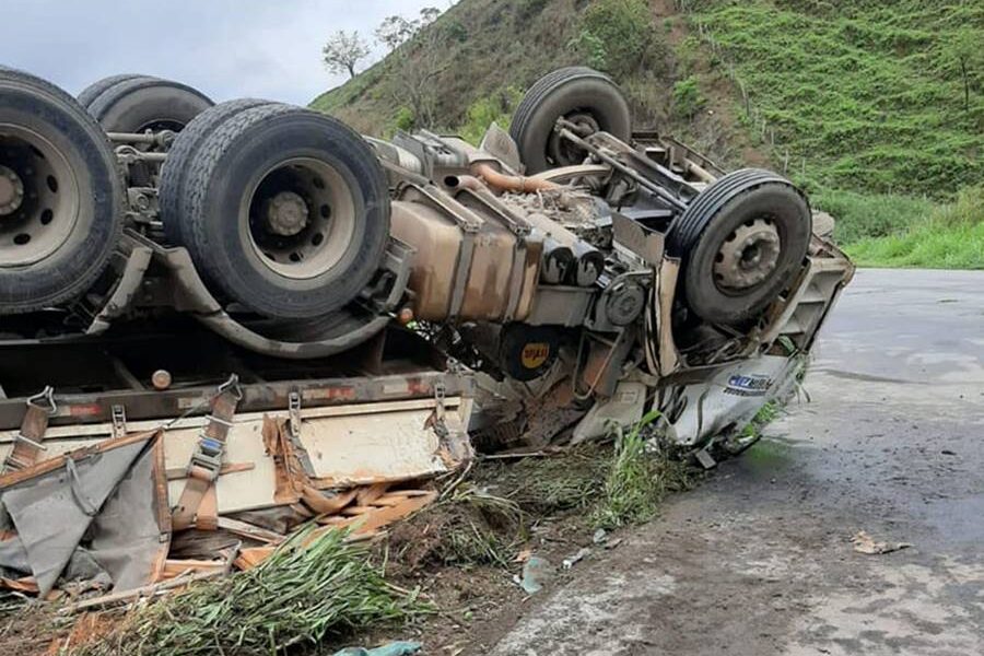Caminhoneiro morre em acidente próximo a Santa Bárbara do Tugúrio