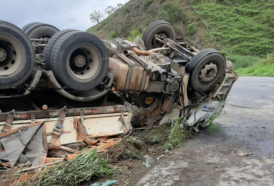 Caminhoneiro morre em acidente próximo a Santa Bárbara do Tugúrio