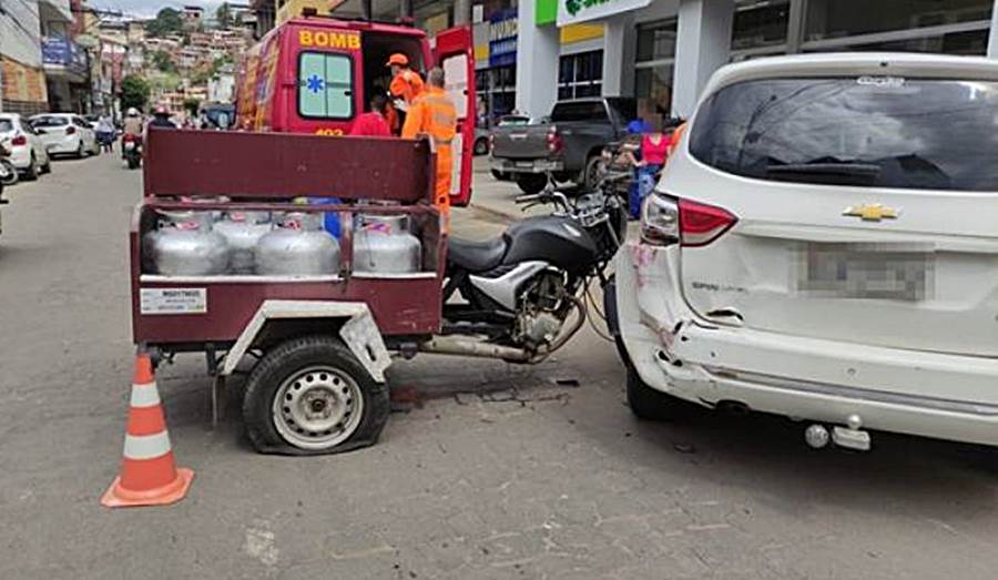 Carro colide com triciclo carregado de gás e deixa motociclista ferido em Muriaé