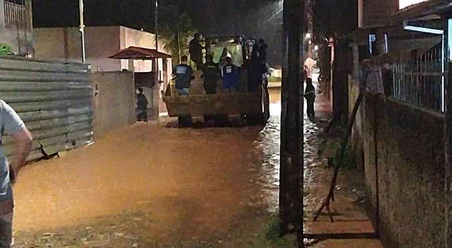 Chuva provoca inundação e deixa moradores desabrigados em Ouro Preto