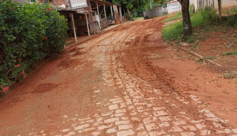 Moradores reclamam de barro e poeira em rua do Bairro Fortaleza em Leopoldina