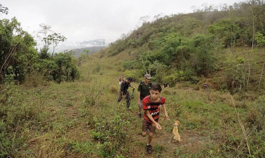 Crianças participam de caminhada ecológica no Morro do Cruzeiro em Leopoldina