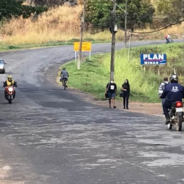 Risco de atropelamento faz parte da rotina de pedestres na Jehú Faria em Leopoldina