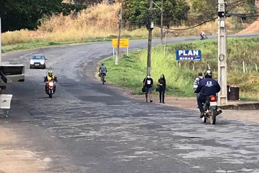 Risco de atropelamento faz parte da rotina de pedestres na Jehú Faria em Leopoldina