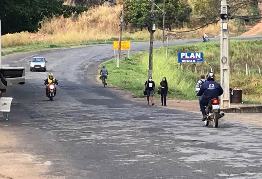 Risco de atropelamento faz parte da rotina de pedestres na Jehú Faria em Leopoldina