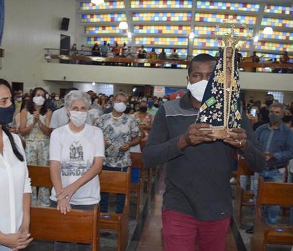 Devotos de Nossa Senhora Aparecida comemoram o dia da padroeira em Leopoldina e região