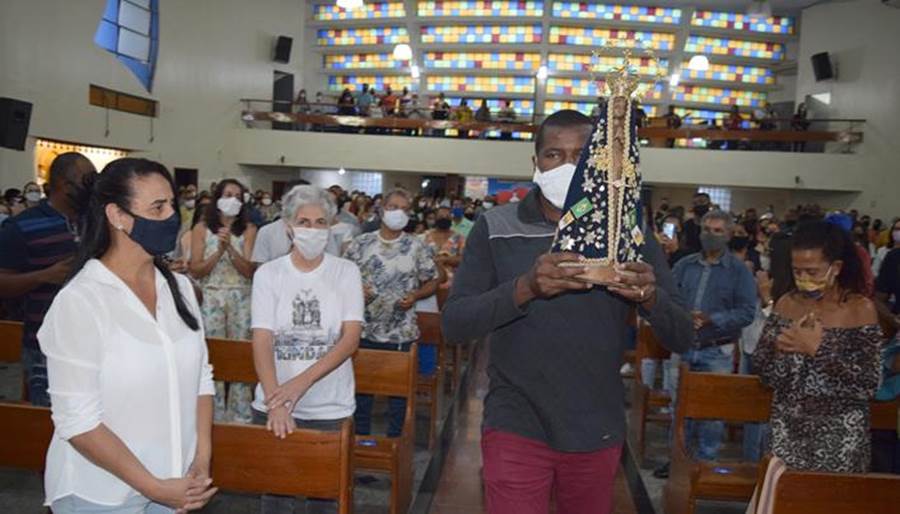 Devotos de Nossa Senhora Aparecida comemoram o dia da padroeira em Leopoldina e região