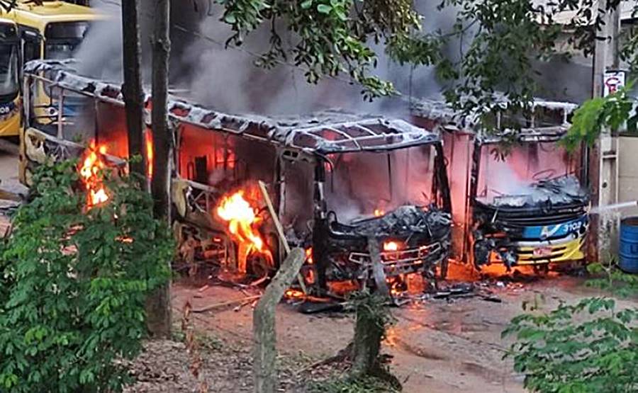 Criminosos incendeiam dois ônibus do transporte coletivo em Muriaé