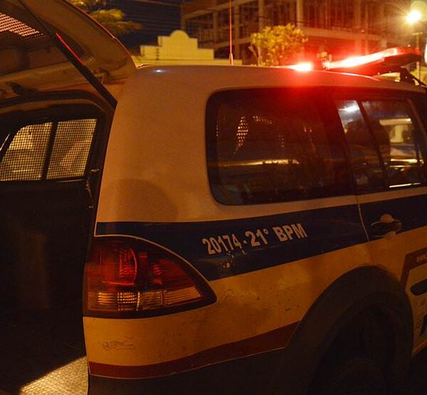 Homem é preso pela PM após furtar peça de carreta estacionada em Leopoldina