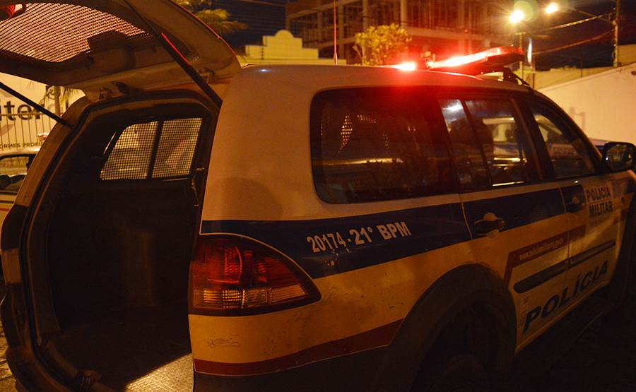 Homem é preso pela PM após furtar peça de carreta estacionada em Leopoldina