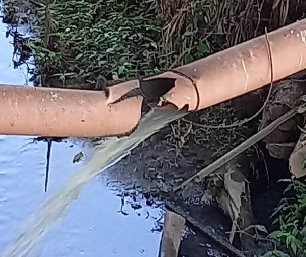 Problema na rede de esgoto da José Dário Sodré (Fábrica) incomoda moradores há dois anos