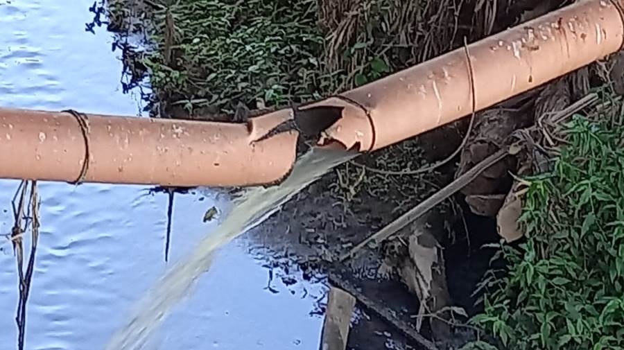 Problema na rede de esgoto da José Dário Sodré (Fábrica) incomoda moradores há dois anos