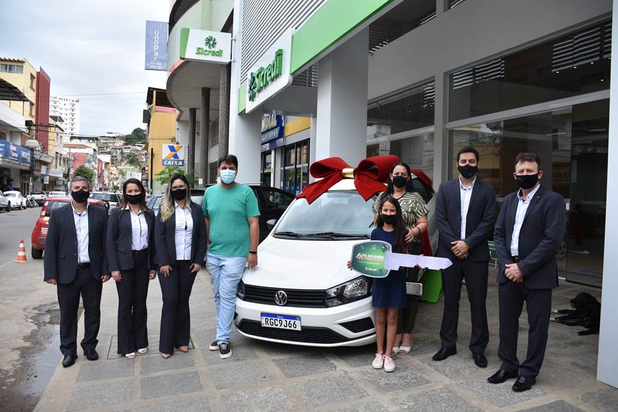 Promoção do Sicredi entrega automóvel para associado de Muriaé
