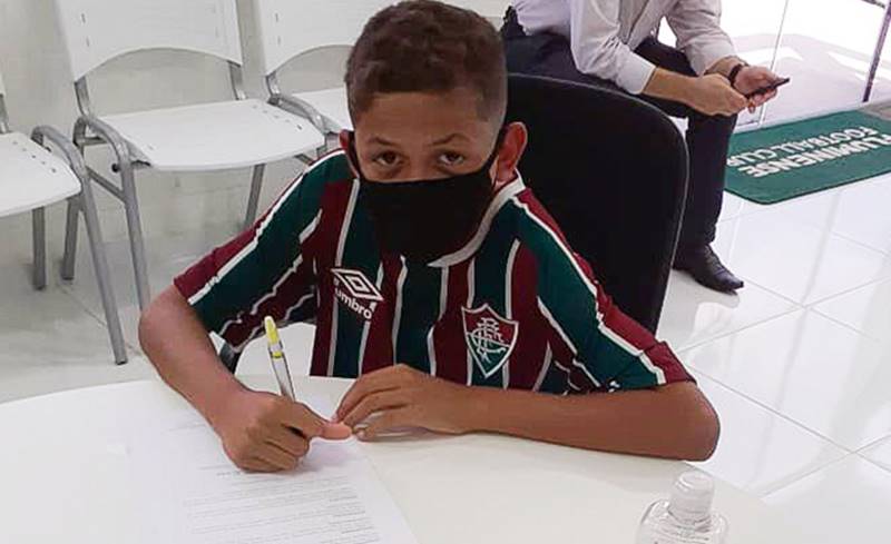 Jovem revelação de Cataguases assina contrato com o Fluminense