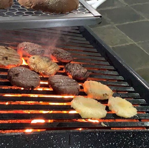 Casa da Brasa em Leopoldina leva até você o sabor do hambúrguer artesanal feito na Parrilla Argentina