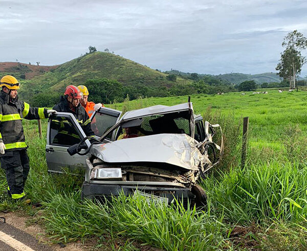 Colisão entre carros próximo ao trevo de Piacatuba deixa dois feridos