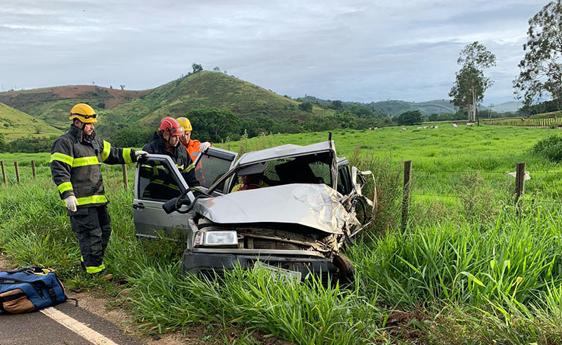 Colisão entre carros próximo ao trevo de Piacatuba deixa dois feridos