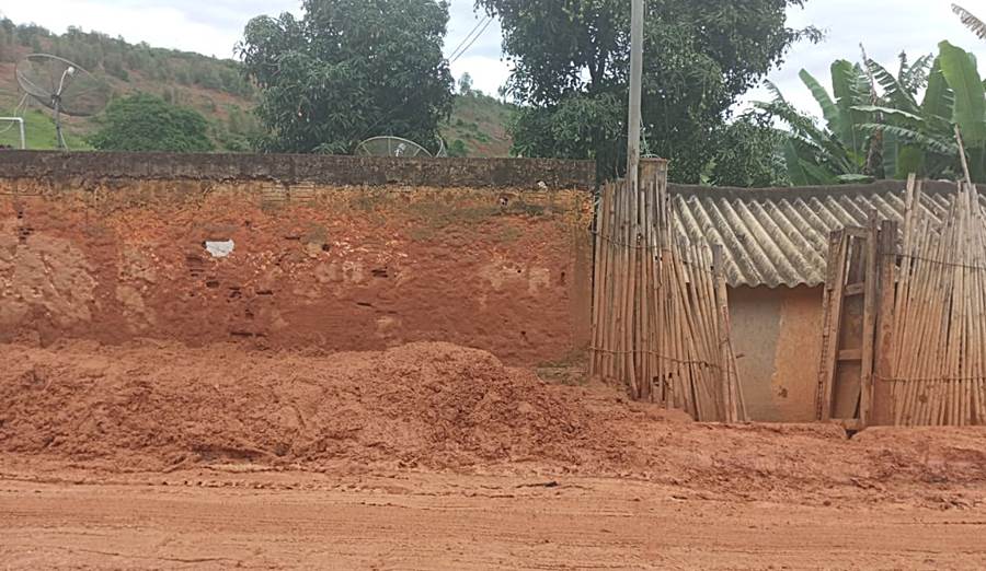 Chuva provoca deslizamento de terra e queda de muro em Leopoldina