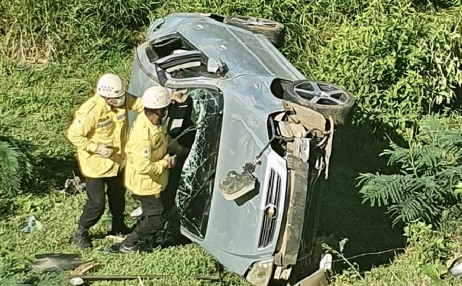 Motorista fica ferido após carro cair em ribanceira na zona rural de Astolfo Dutra