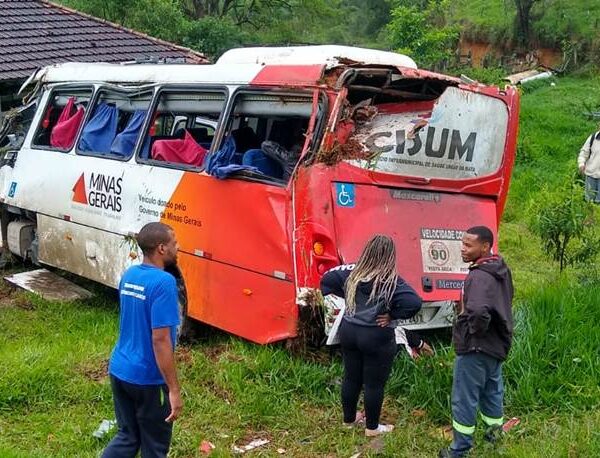 Acidente com micro-ônibus do Cisum deixa feridos próximo a Juiz de Fora