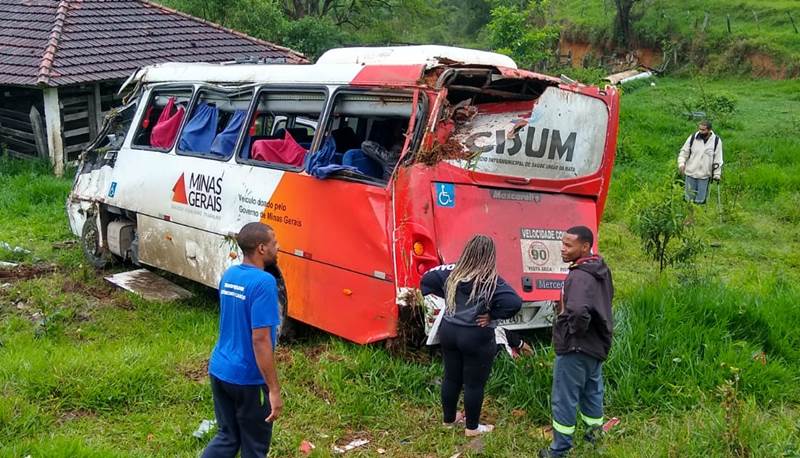 Acidente com micro-ônibus do Cisum deixa feridos próximo a Juiz de Fora