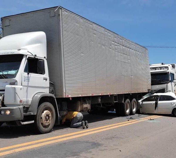 Engavetamento com cinco veículos deixa trânsito lento na BR-116 em Leopoldina