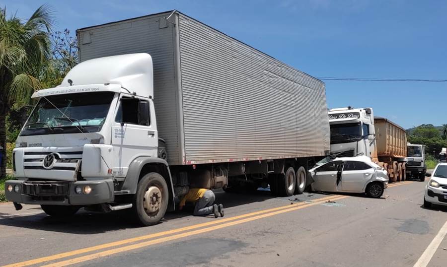Engavetamento com cinco veículos deixa trânsito lento na BR-116 em Leopoldina