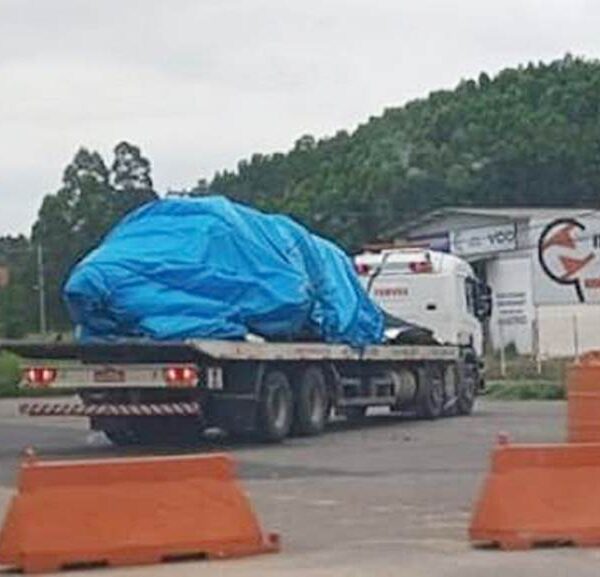 Caminhão carregado com destroços do avião de Marília Mendonça passa por Leopoldina