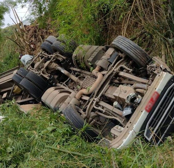 Carreta tomba e motorista fica preso às ferragens em Além Paraíba