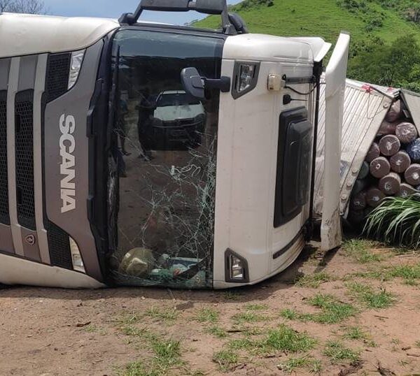 Carreta com carga de tecidos tomba na BR-116 próximo à Bica D’água em Leopoldina