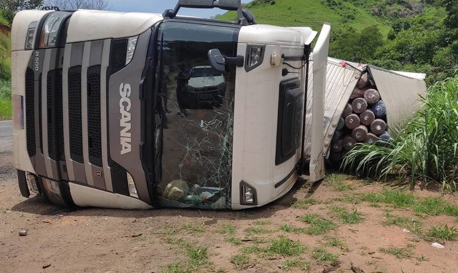 Carreta com carga de tecidos tomba na BR-116 próximo à Bica D’água em Leopoldina