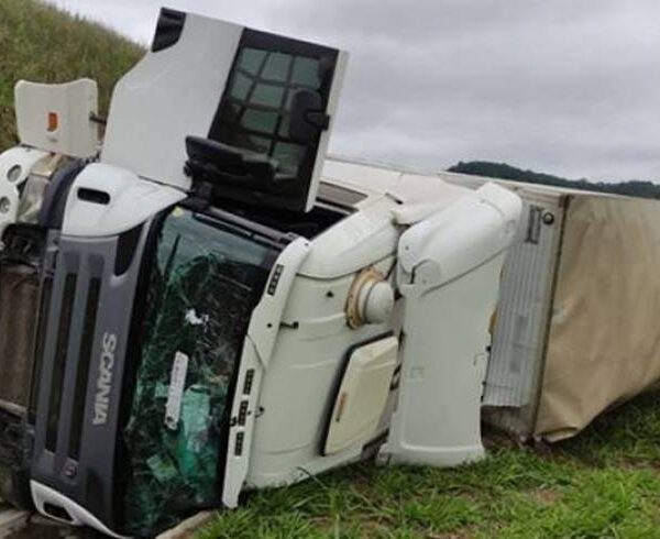 Dois acidentes com carretas são registrados nas rodovias da região