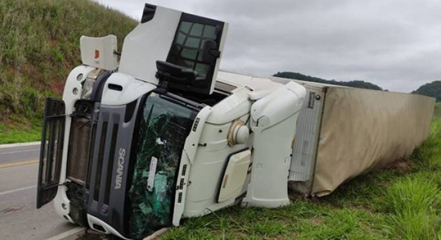 Dois acidentes com carretas são registrados nas rodovias da região